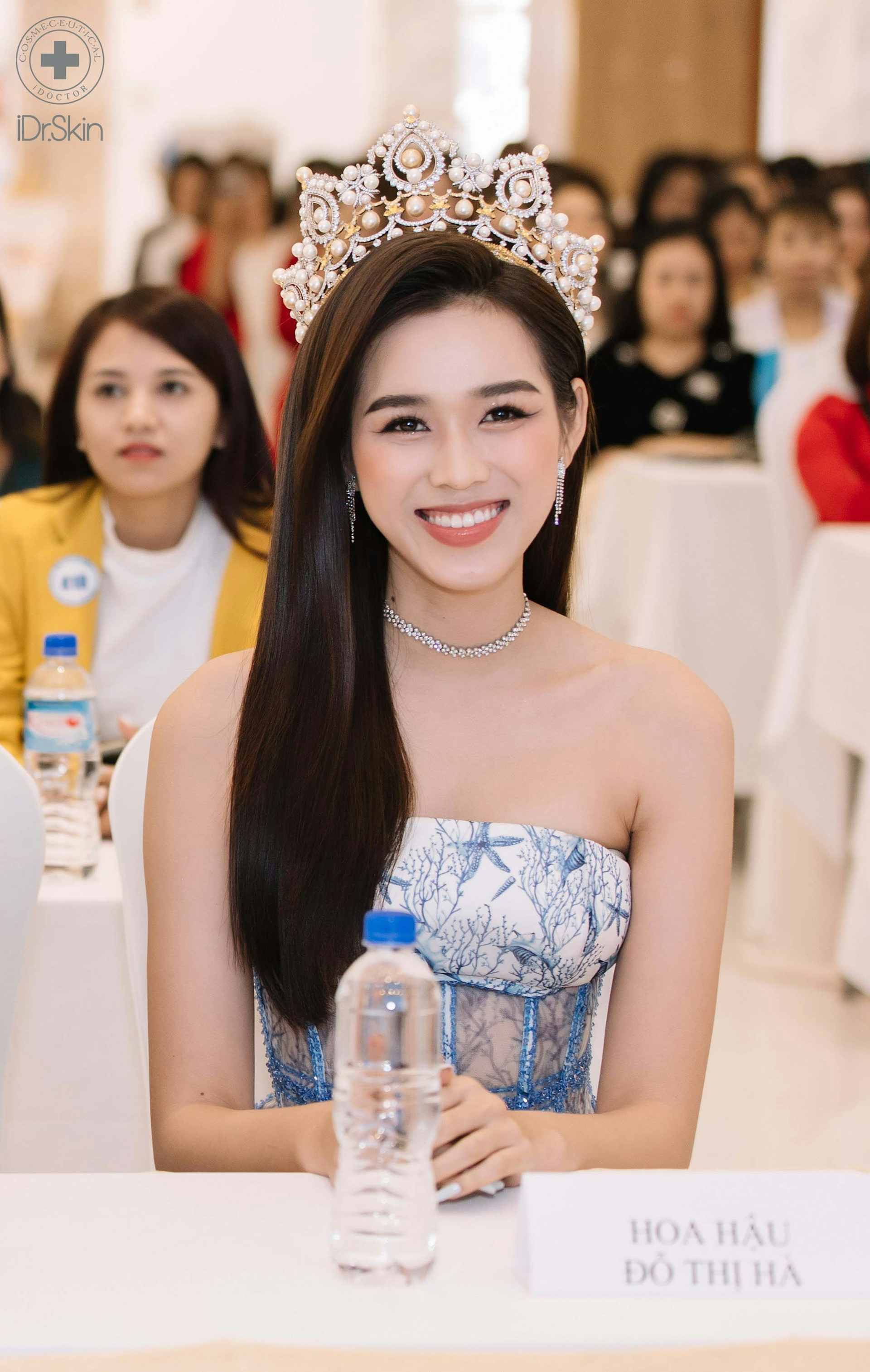 Hoa hậu Đỗ Thị Hà ghi điểm với phong cách nhẹ nhàng tại Bio Space Hà Nội